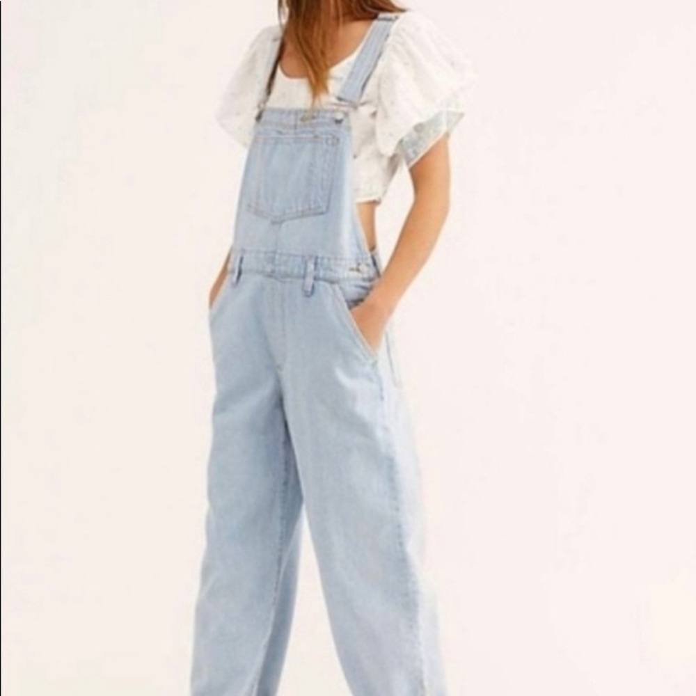 NWT Levi’s light wash overalls size Large